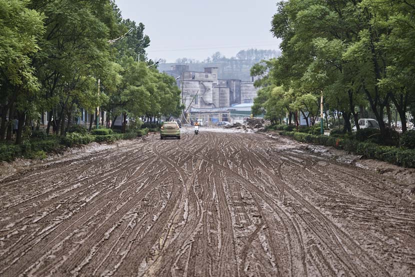 A muddy road after the rain in Mihe Town, Henan province, July 24, 2021. Wu Huiyuan/Sixth Tone
