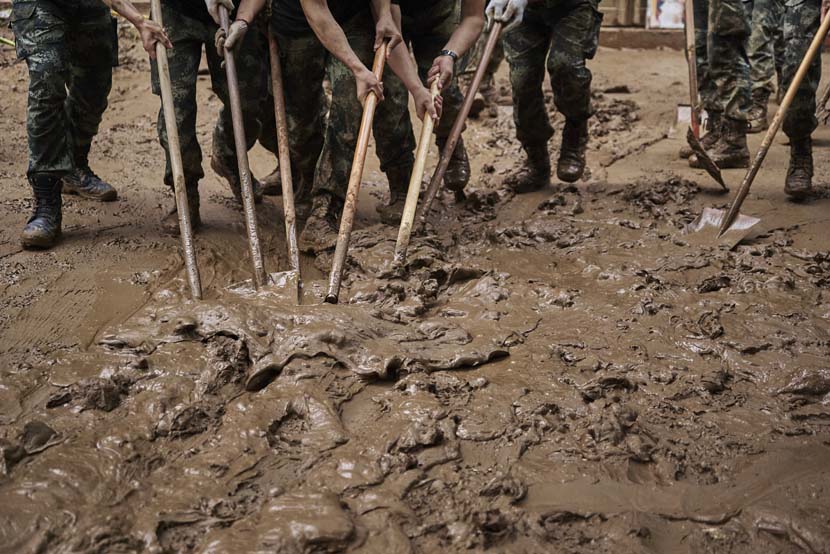 Soldiers clear mud after record rainfall in Mihe Town, Henan province, July 24, 2021. Wu Huiyuan/Sixth Tone
