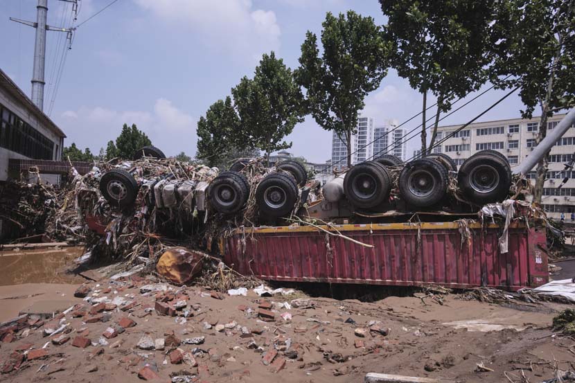 A damaged truck in Mihe Town, Henan province, July 24, 2021. Wu Huiyuan/Sixth Tone