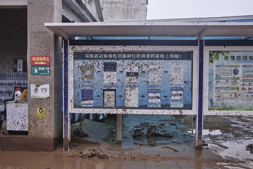A clinic is surrounded by mud in Mihe Town, Henan province, July 23, 2021. Wu Huiyuan/Sixth Tone