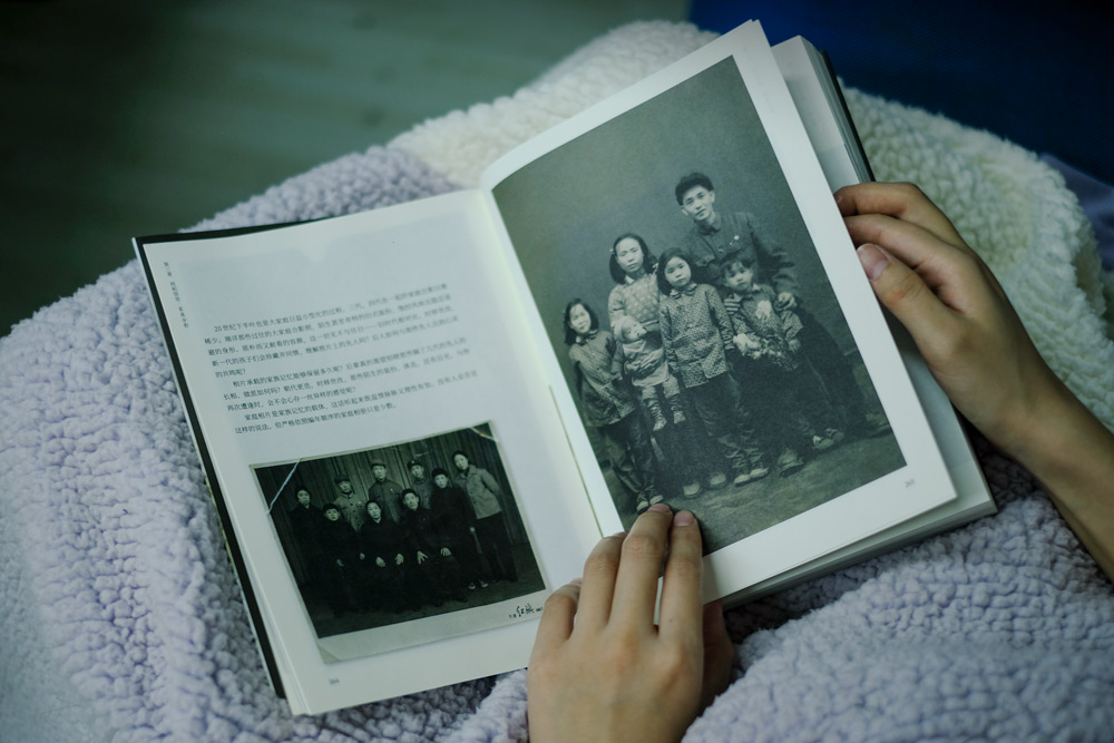 Chinese family photos from the 1950s and ‘60s, from Jin Yongquan’s 2020 book “Unnamed Photos.” Large families were common in China during this period. Wu Huiyuan/Sixth Tone