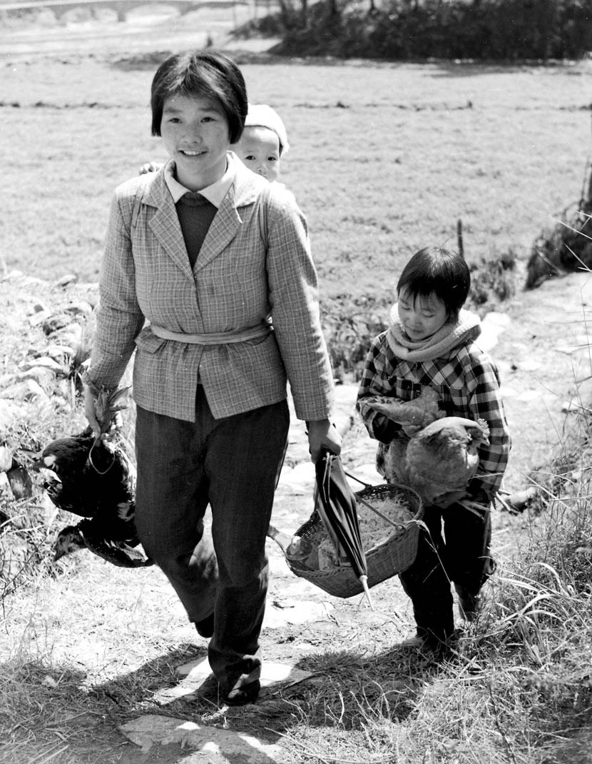 A woman takes her children to visit her parents during the Spring Festival, Wenzhou, Zhejiang province, February 1985. Xiao Yunji/FOTOE/People Visual