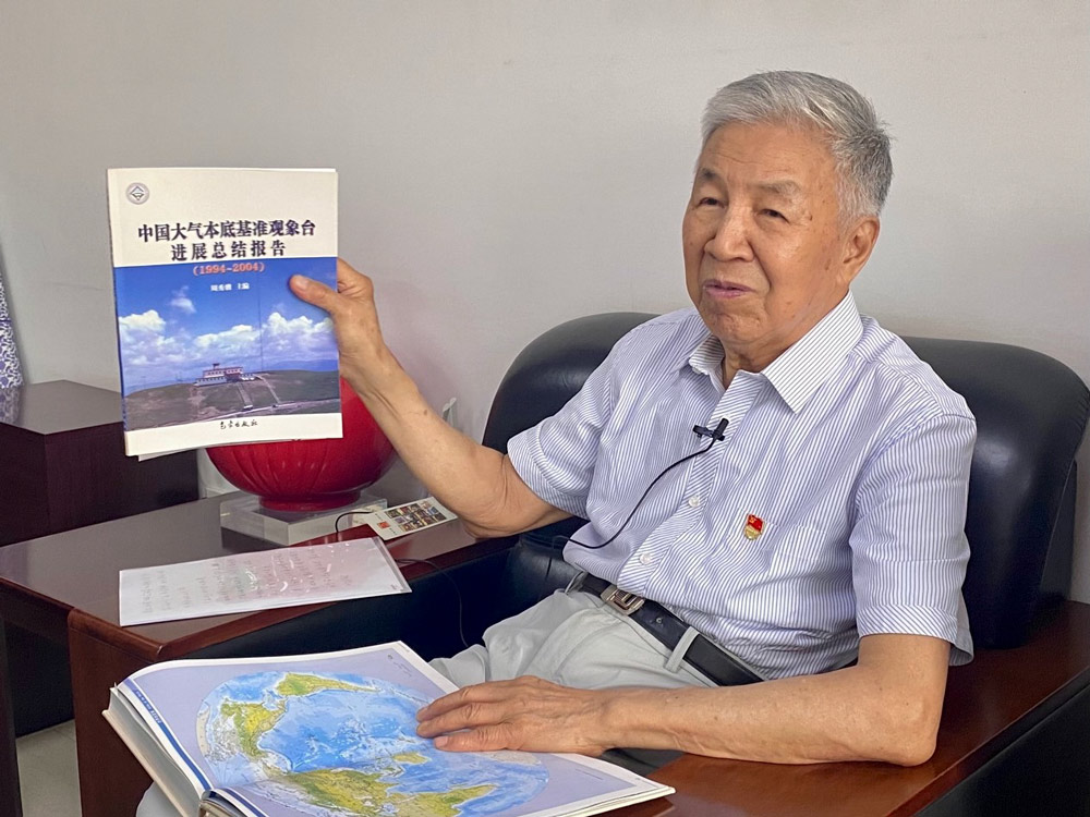 Zhou Xiuji shows a report on the station’s progress, June 23, 2021. Diao Fanchao for Sixth Tone