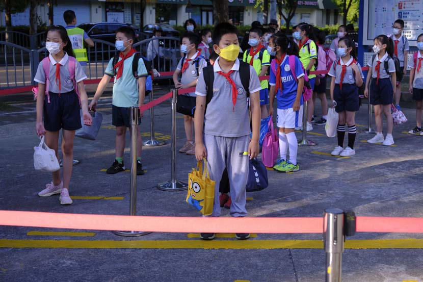 Students wait to enter the Primary School Affiliated to Shanghai University, Sept. 1, 2021. Wu Huiyuan/Sixth Tone