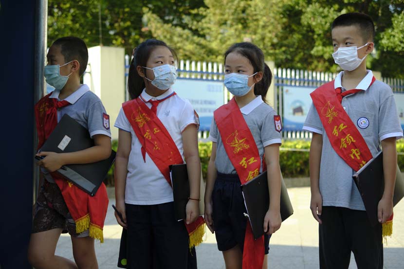 Young Pioneers at the entrance of the Primary School Affiliated to Shanghai University, Sept. 1, 2021. Wu Huiyuan/Sixth Tone