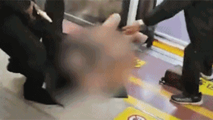 A GIF shows a Xi'an subway security personnel dragging a woman passenger. From Weibo