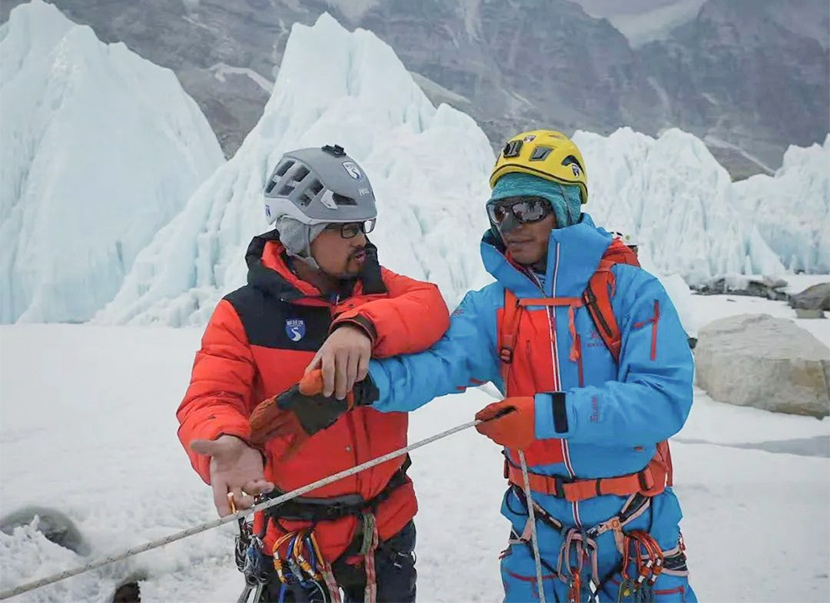 Qiangzi and Zhang Hong (right) are pictured while training on the South Col route of Mount Everest, 2021. From @登峰域 on Weibo