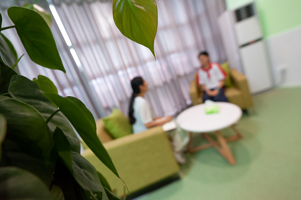 A counselor talks to a student in Nanping, Fujian province, June 2020. People Visual