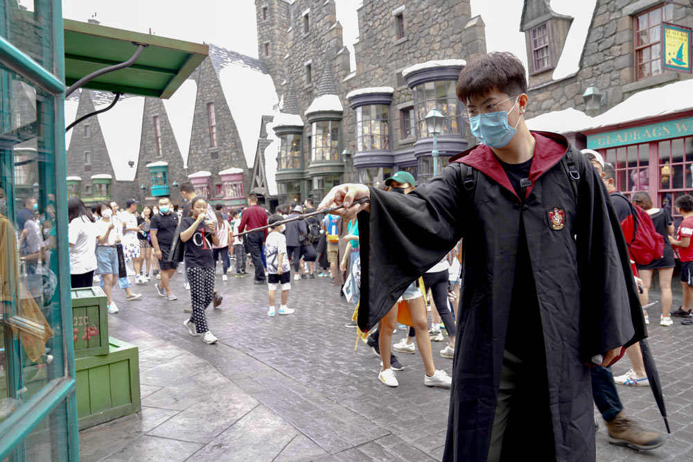 A fan of the “Harry Potter” franchise at Universal Beijing Resort during its trial run in Beijing, Sept. 4, 2021. People Visual)
