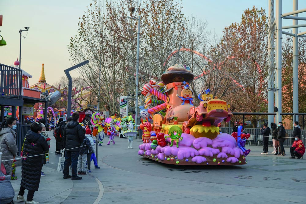 Tourists watch a parade at Happy Valley Beijing, Dec. 26, 2020. Zhang Zhichun/Qianlong/People Visual