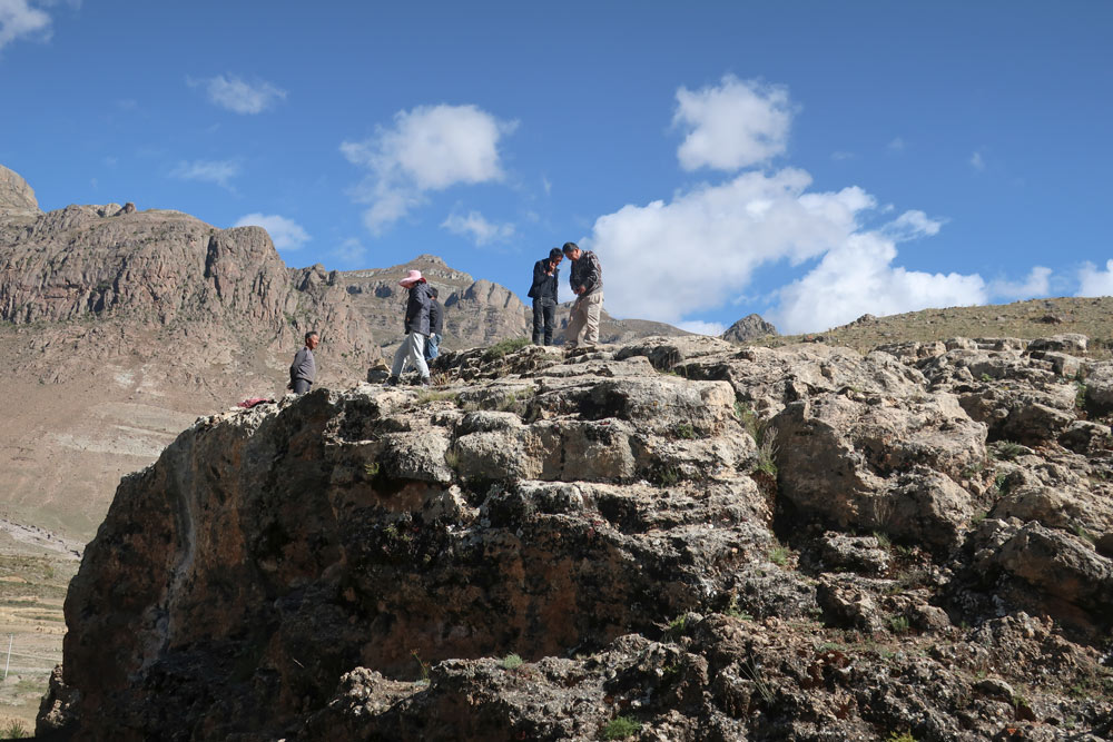 The team investigates the travertine layers where the hand and footprint were found, in Tibet Autonomous Region, 2018. Courtesy of David Dian Zhang