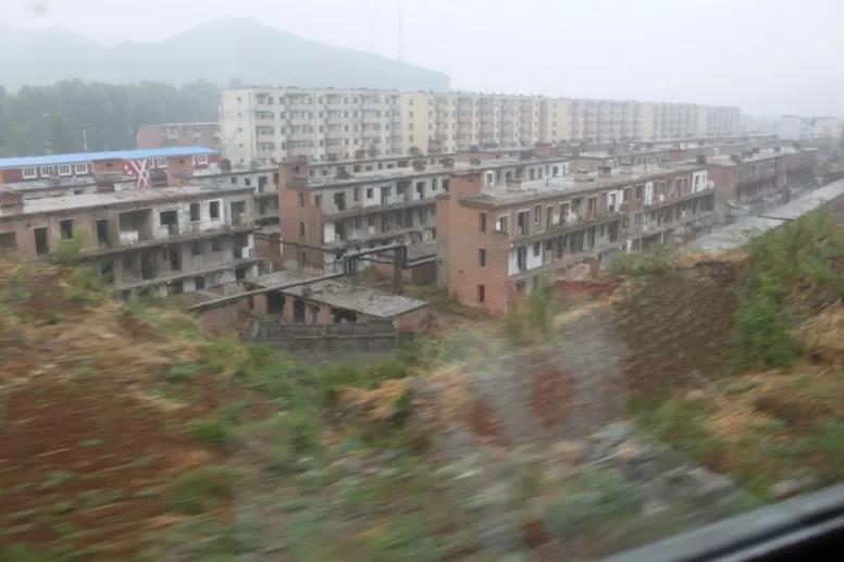 A general view of Factory 475 taken from a train, 2021. Courtesy of Pan Yizhi