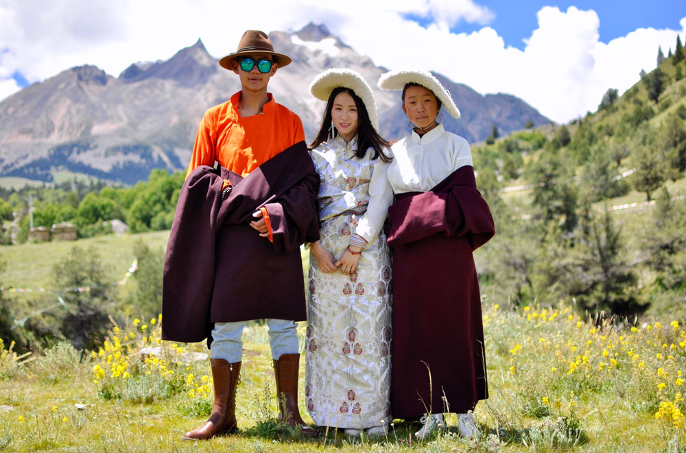 Author (center) poses for a photo with her nephew Nyima and niece Lhamo. Courtesy of Xu Lu