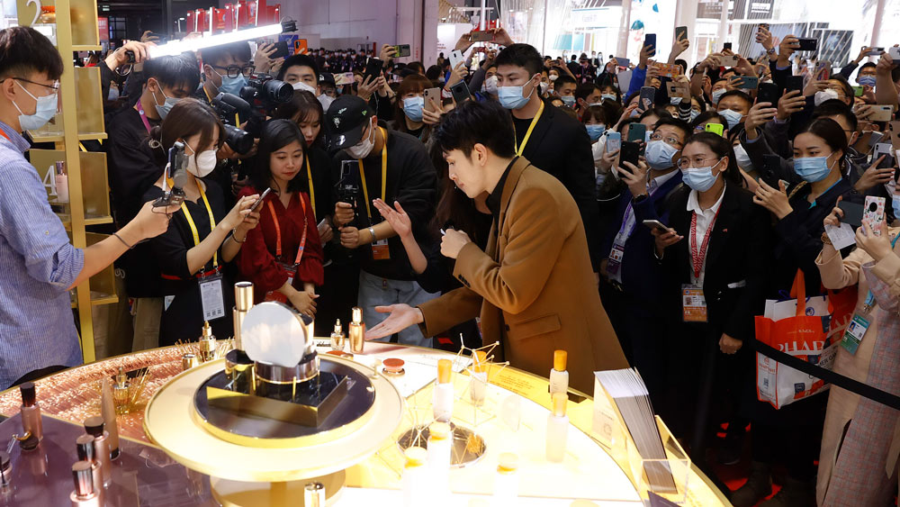 Li Jiaqi promotes a skincare product at the China International Import Expo in Shanghai, Nov. 5, 2020. Han Haidan/CNS/People Visual