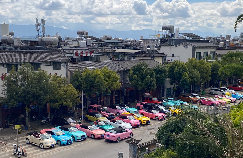 A view of Hongwu Road — known locally as “Sports Car Street” — in Dali, Yunnan province, Sept. 25, 2021. Shi Yangkun for Sixth Tone
