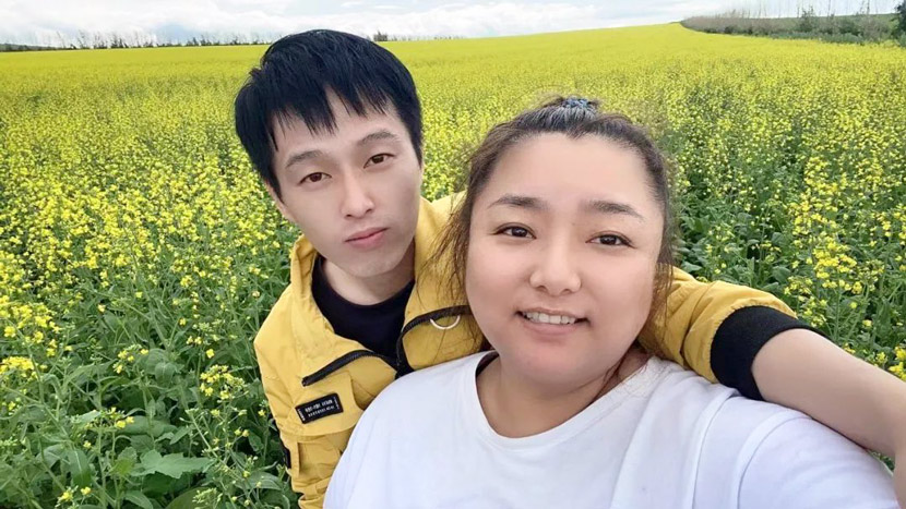 Song Pinjie and Panpan pose for a photo during their trip to Tibet Autonomous Region. Courtesy of Panpan