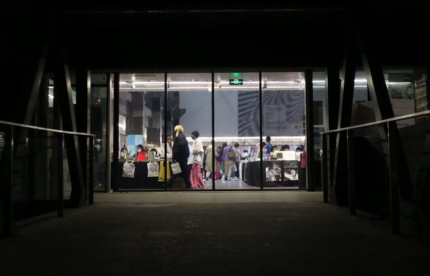 Shoppers browse at the 6th abC Art Book Fair Shanghai, Oct. 22, 2021. David Cohen/Sixth Tone