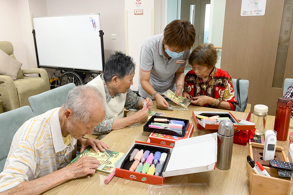 Seniors do some coloring at Huayang Integrated Elder Care Center, Shanghai, Aug. 20, 2021. Fan Yiying/Sixth Tone
