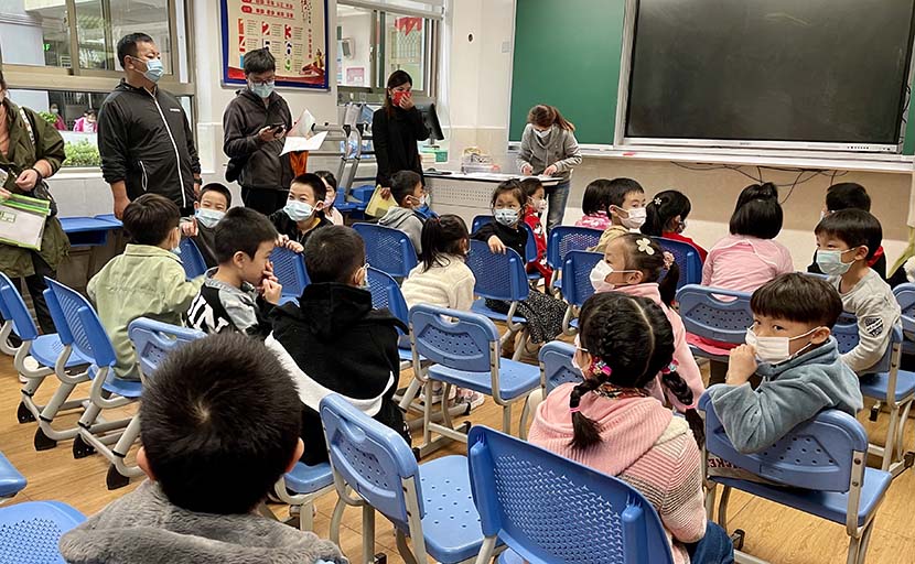 Students gather in a classroom at Shanghai Minxing Road Primary School in Shanghai, waiting for COVID-19 vaccines, Nov. 6, 2021. Zhu Jingyi for Sixth Tone