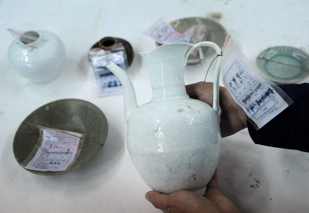 Porcelain retrieved from the “Nanhai One” wreck in Yangjiang, Guangdong province, 2015. Xiao Xiong/People Visual
