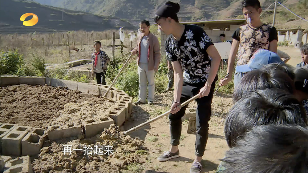 A screenshot shows Cui Jin helping with fieldwork in Zongla Village, 2015. From Hunan TV