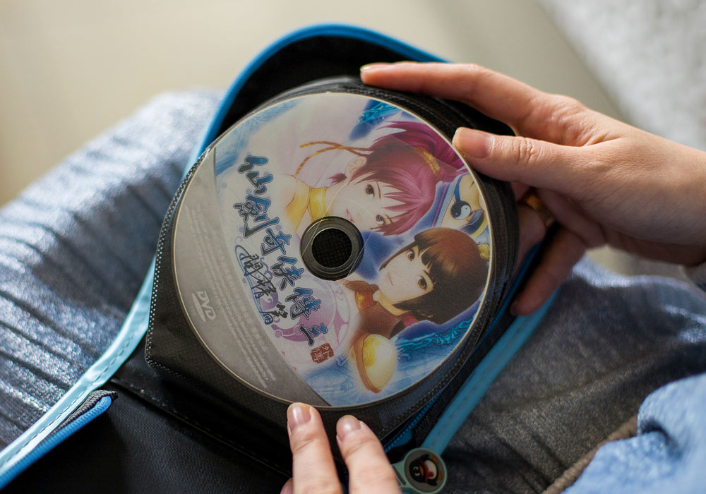 A woman holds a copy of “The Legend of Sword and Fairy III Plus,” 2018. IC