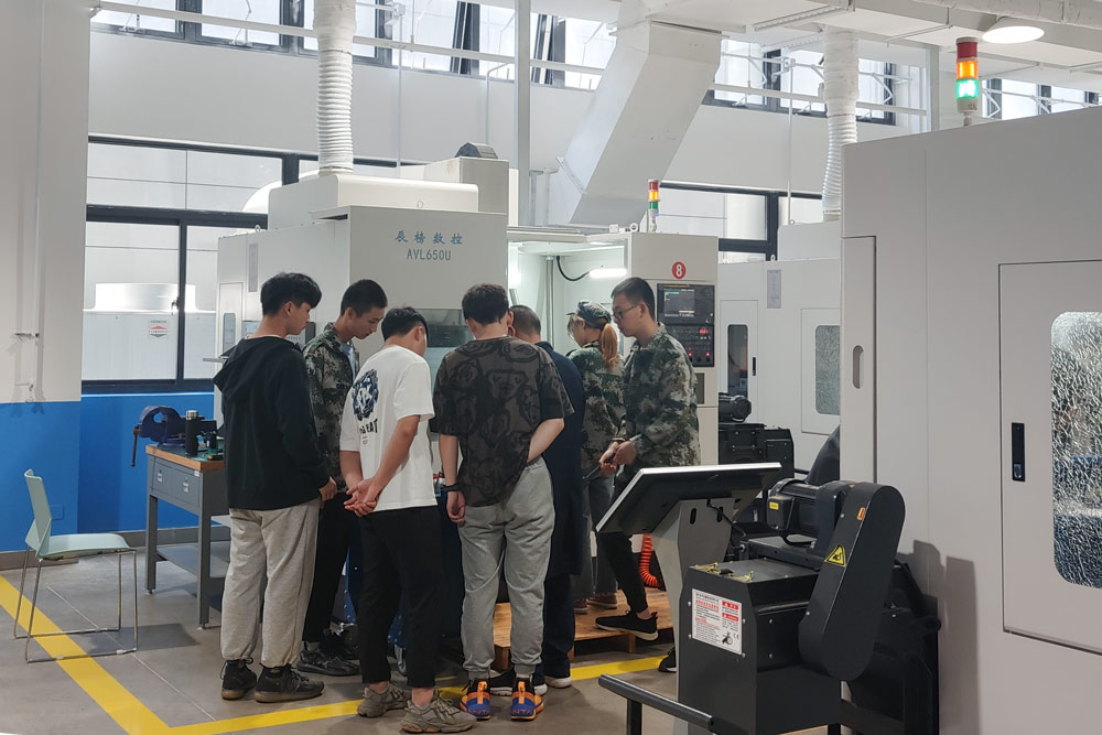 Students from the Wuxi Institute of Technology learn about computer numerical control (CNC) systems in Wuxi, Jiangsu province, June 2021. Zhang Jin/China Business Journal