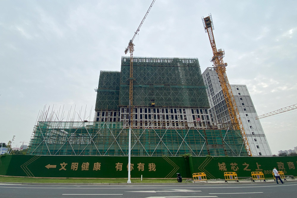 Exterior of the unfinished Xiexin Chenglifang complex in Wuxi, Jiangsu province, Nov. 2, 2021. Zhou Wei for Sixth Tone