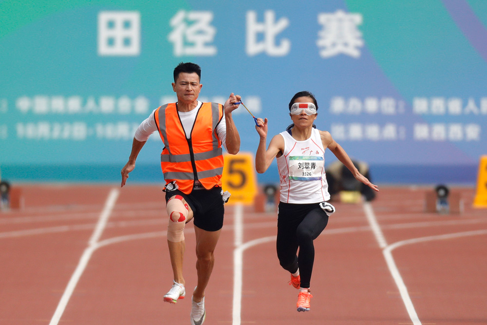 Xu Donglin (left) and Liu Cuiqing during a race in Xi’an, Shaanxi province, Oct. 24, 2021. Zhao Bin/Chinese Business View/People Visual