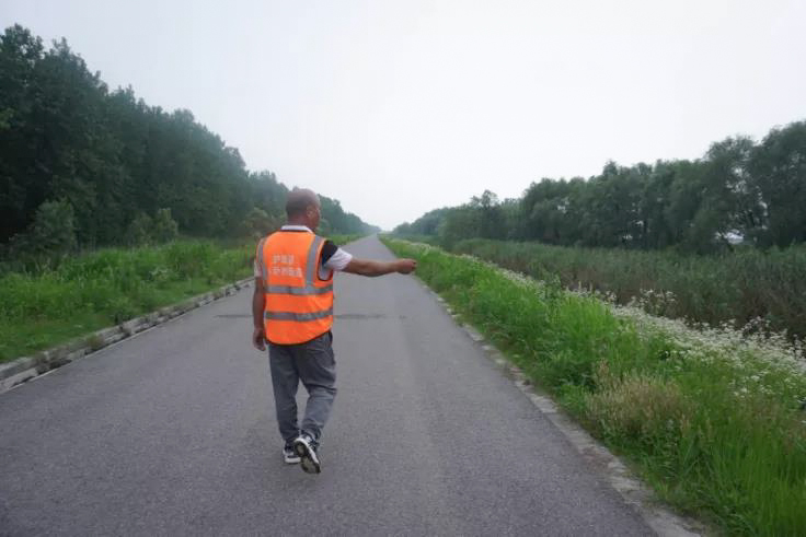 Tao Xueyou starts the first of his six daily patrols along a three-kilometer stretch of Baguazhou’s coast, Nanjing, Jiangsu province, 2021. Courtesy of NJU Xinjizhe
