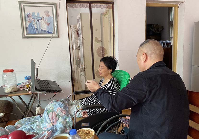 Chen Shijun, Li Xiaozhong’s husband, feeds her at home. Chen Canjie for Sixth Tone