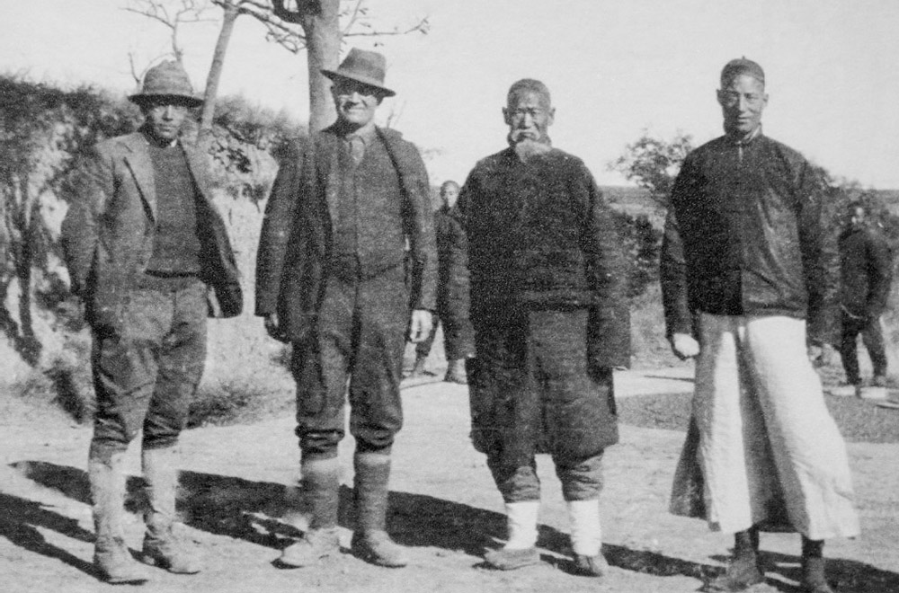 From left to right, an archival photo shows Chinese geologist Yuan Fuli; Johan Gunnar Andersson; the head of Yangshao village, surnamed Wang; and a Chinese missionary, also surnamed Wang, in Yangshao Village, Henan province, 1921. Xinhua