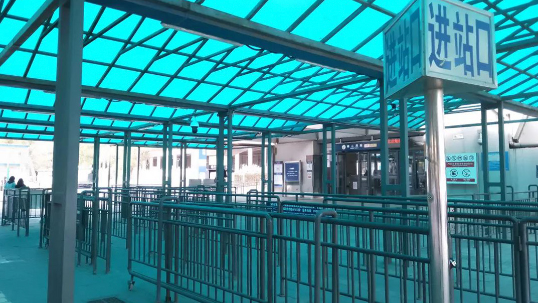 The queueing area at the entrance to Xi’erqi Station, 2021. Chen Meizi/Ciwei Gongshe
