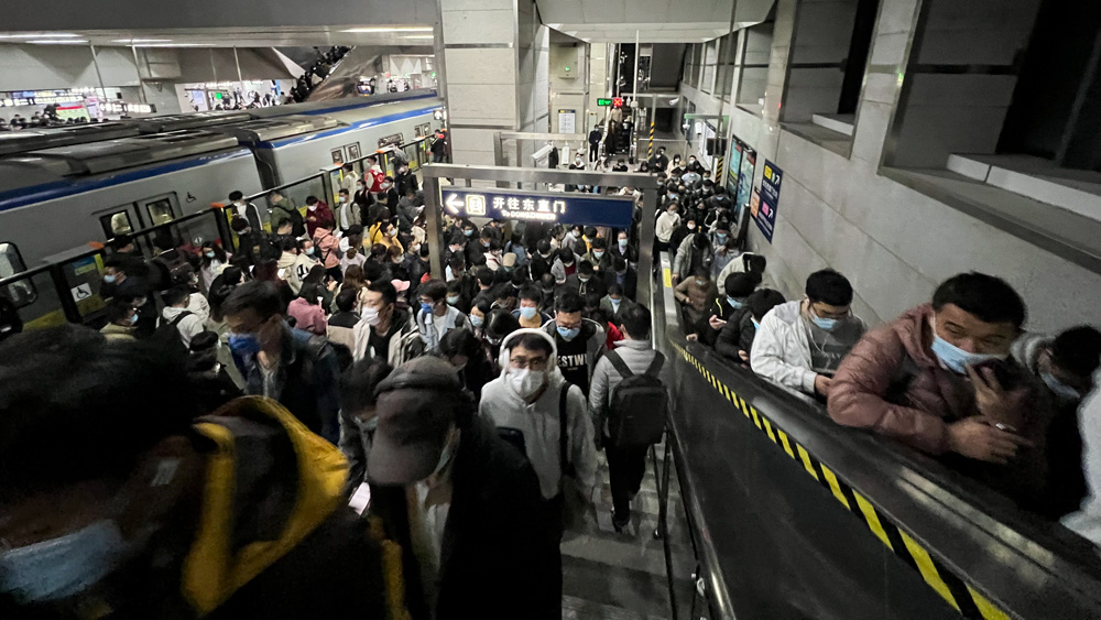 Passengers crowd Xi’erqi Station, Oct. 22, 2021. People Visual