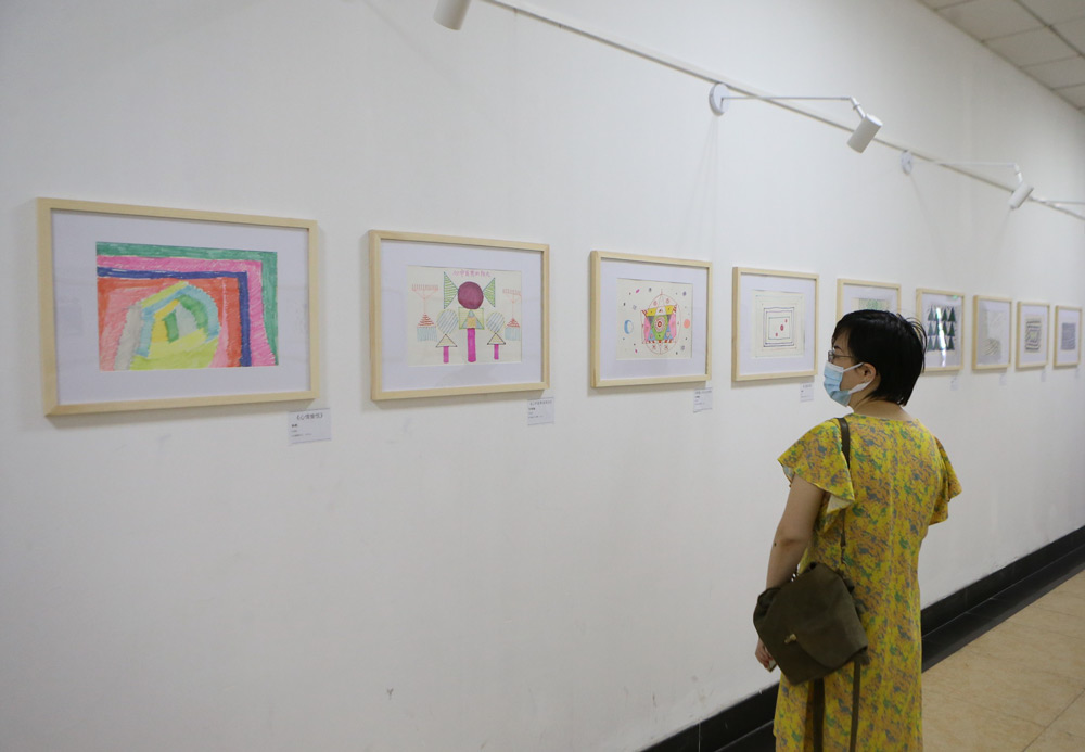 A visitor browses the artworks at the No. 600 Gallery’s inaugural exhibition, in Shanghai, Sept. 11, 2021. IC