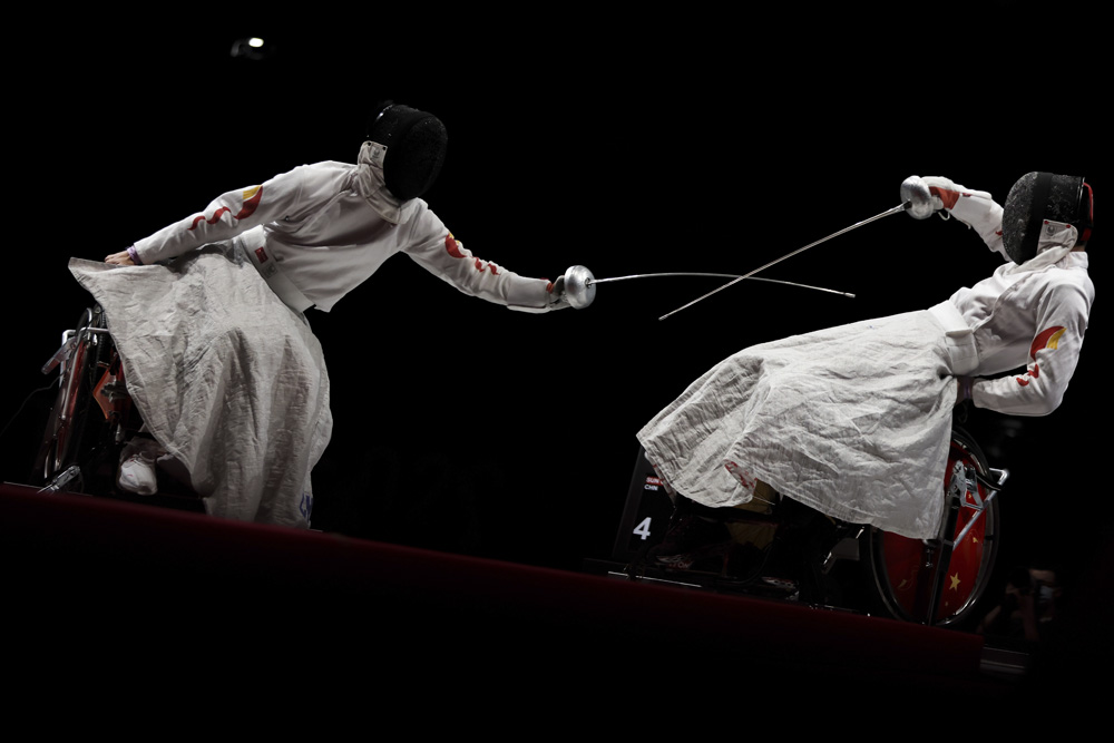 Tian Jianquan (right) competes against Sun Gang during a men’s individual épée event in Chiba, Japan, Aug. 26, 2021. Zhang Lintao/People Visual