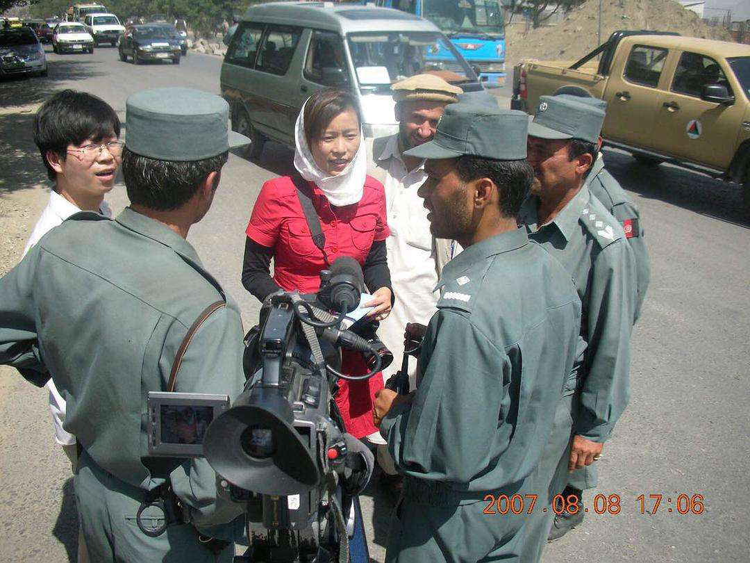 Zhou Yijun at work, 2007. From Douban