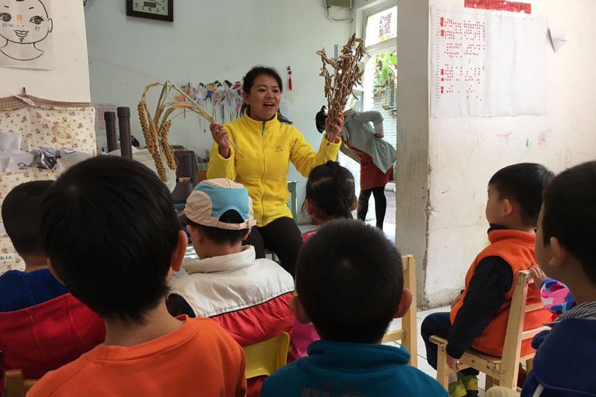 Ding Fengyun shows crops to children in Beijing. Courtesy of the interviewees