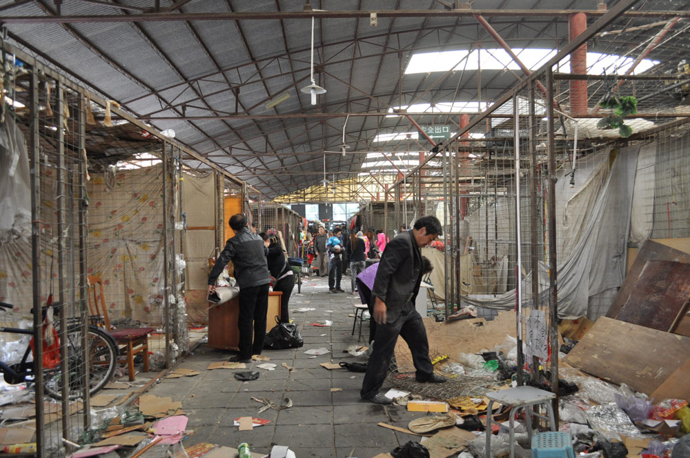 Vendors move out from Fourth Ring Road Wet Market in Beijing, 2014. Courtesy of the interviewees