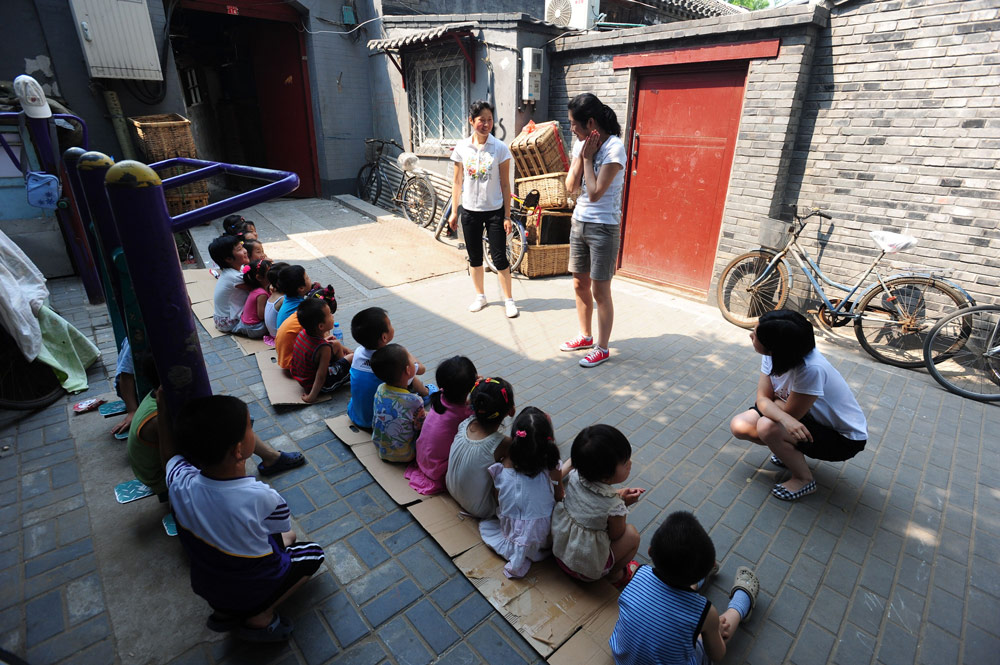 Volunteers hold activities with children on the ground outside Fourth Ring Road Wet Market in Beijing, 2010. Courtesy of the interviewees