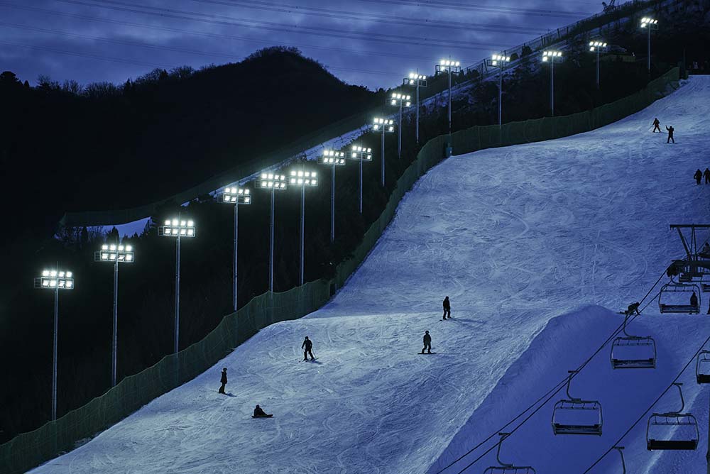 People ski at night in Nanshan Ski Resort, Beijing, Jan. 8, 2022. Wu Huiyuan/Sixth Tone