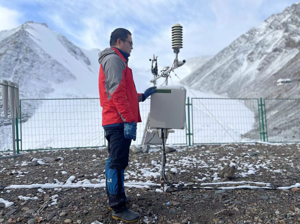 Wang Feiteng studies snow conditions at Urumqi Glacier No. 1 in Xinjiang Uyghur Autonomous Region, Summer 2021. Courtesy of Wang Feiteng