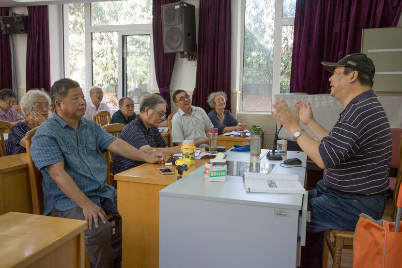 Lecturer Wu Zhongrui teaches a travel course at Shanghai University for the Elderly in Shanghai, Sept. 14, 2017. Shi Yangkun/Sixth Tone