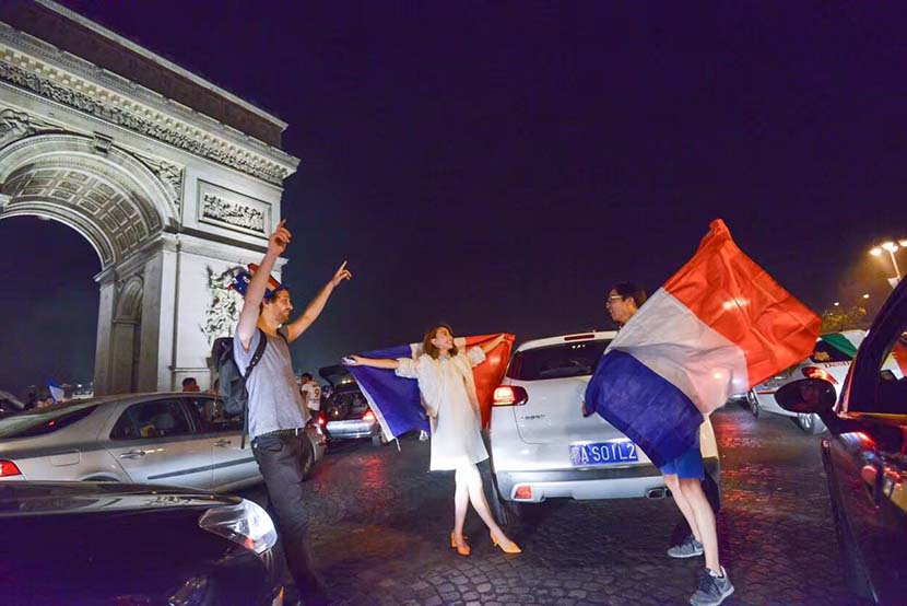 Ying Siyi (middle) and her boyfriend (right) hold French flags in front of the Arc de Triomphe in Paris, July 8, 2016. Courtesy of Ying Siyi