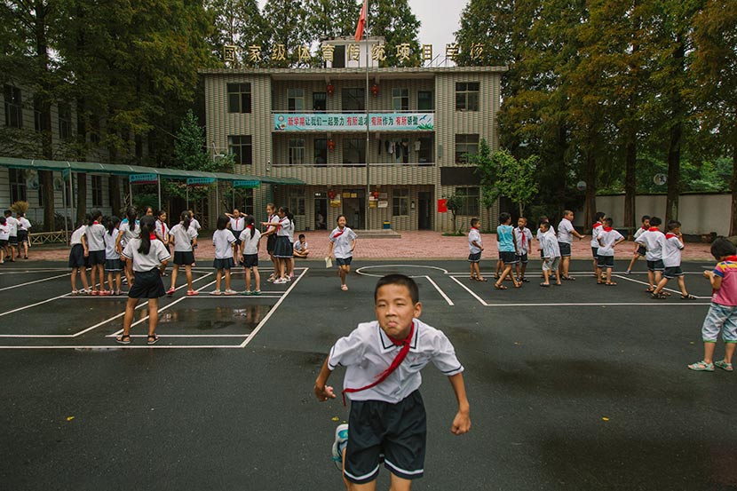 Students play on the grounds of Matian Central Primary School in Luxi County, Jiangxi province, Sept. 5, 2017. Wu Huiyuan/Sixth Tone