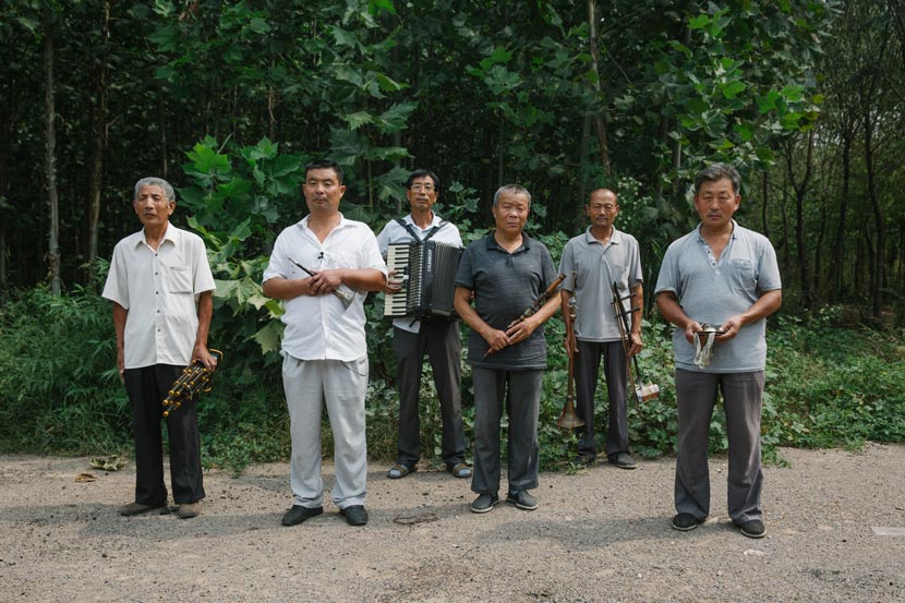 Wang Ruiyong (second from left) poses for a photo with fellow musicians in Pingyi County, Shandong province, Sept. 15, 2017. Wu Huiyuan/Sixth Tone