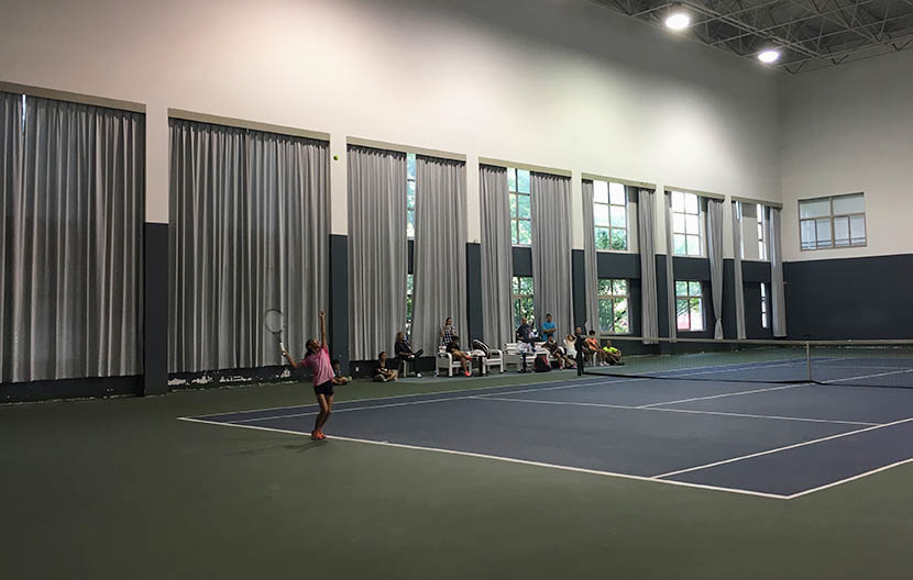 Young tennis players practice at a school in Shanghai, Sept. 10, 2017. Ni Dandan/Sixth Tone