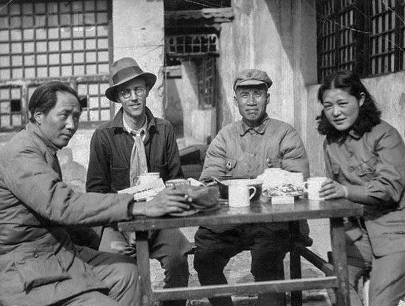 From left to right, Mao Zedong, American journalist Earl Leaf, Marshal Zhu De, and an interpreter in Yan’an, Shaanxi province, 1930s. From the WeChat account of the PLA Daily