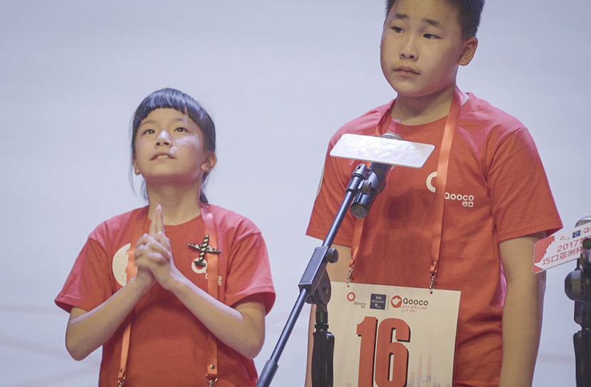 Guan Zhinan (left) competes in the China Spelling Cup in Beijing, Sept. 24, 2017. Tang Xiaolan/Sixth Tone
