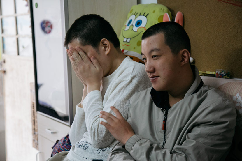 People with autism sit on a sofa at the Home of Rainbow in Shanghai, Sept. 28, 2017. Wu Huiyuan/Sixth Tone